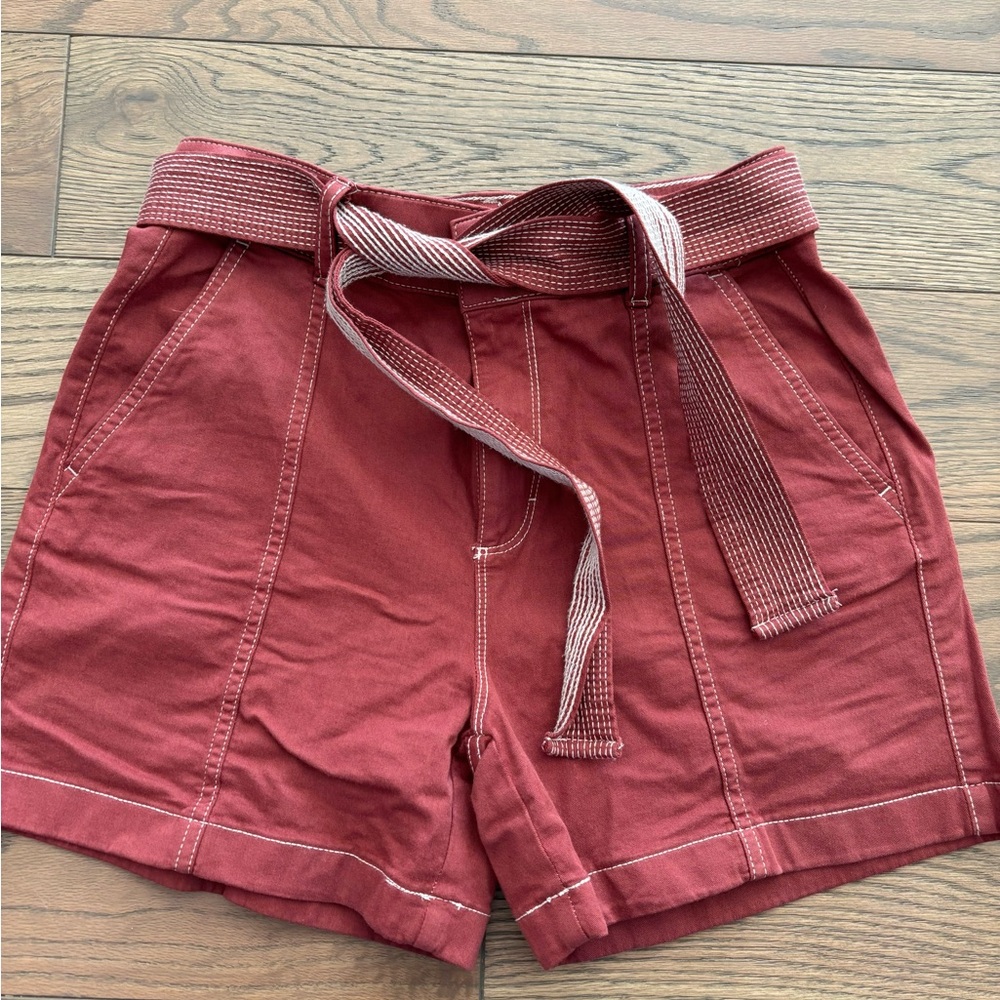 White House black market size 4 shorts